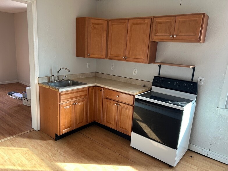 Kitchen - 519 Euclid Ave