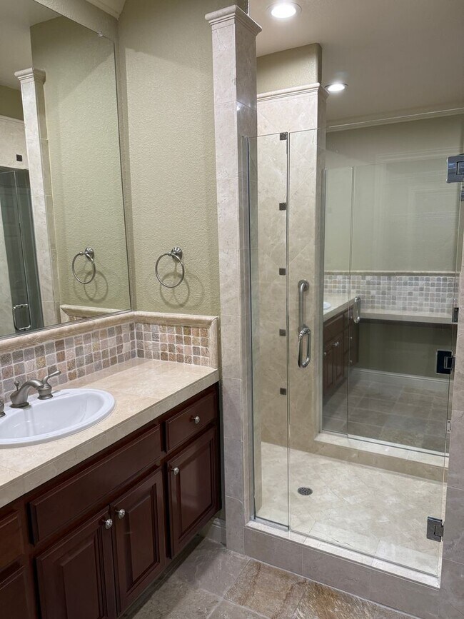 Building Photo - Beautiful 3 bedroom plus loft and office in highly sought Serrano community!