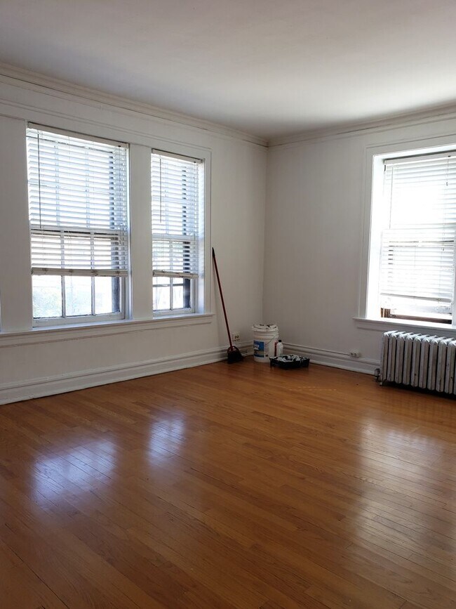 Building Photo - Edgewater Studio with Heat & Cooking Gas Included ~ No Security Deposit ~ Cat Friendly!