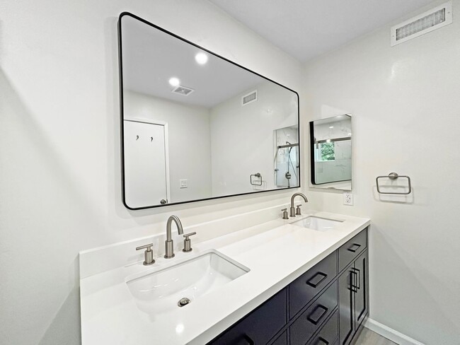 Building Photo - Beautiful 3BD/3BA Townhouse in Fashion Val...
