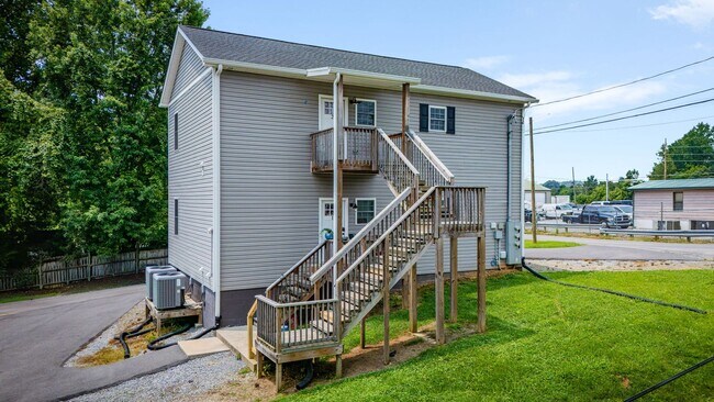 Building Photo - 2 bed/2bath apartment just off W. Market Street