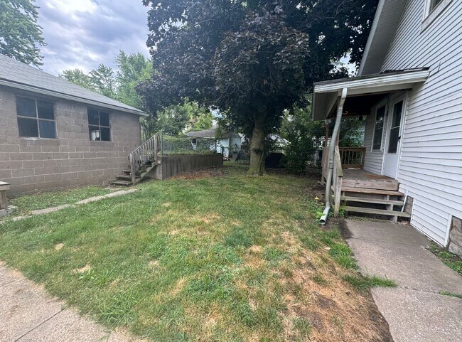 Building Photo - Large Augustana Rental Home