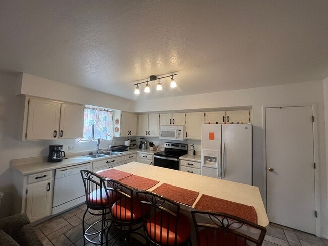 Building Photo - 3-bedroom 2 baths home