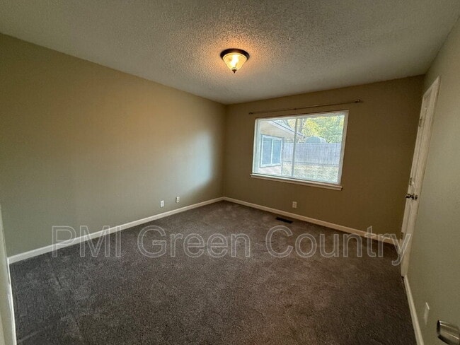 Building Photo - 2019 S Gum Ave