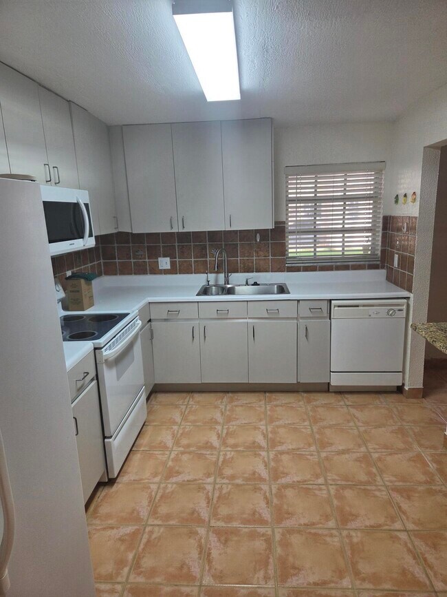 Building Photo - 3062 Riverside Dr
