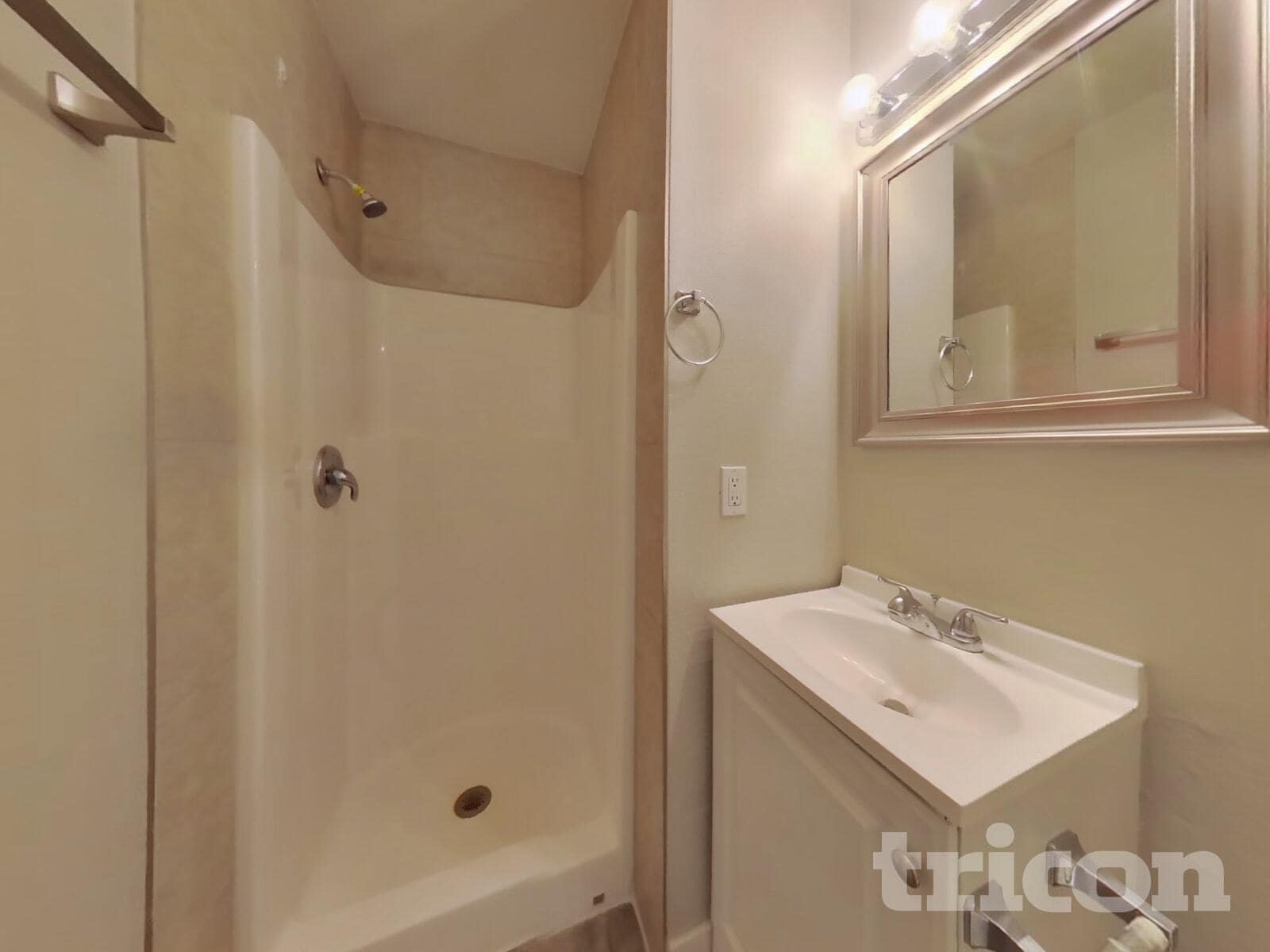 Building Photo - 402 E Pacific Ave