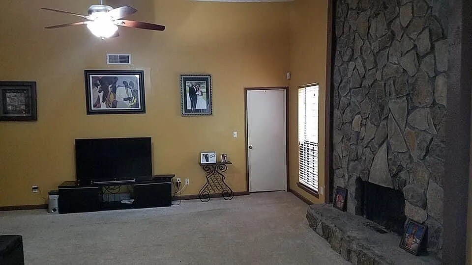 Building Photo - Room in House on Beethoven Cir