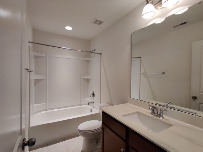 Building Photo - 4 Bedroom, 2.5 Bath Townhome in Savannah Townhomes