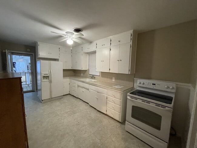 Building Photo - 1419 Linden Dr