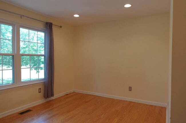 Building Photo - 3001 N Dale Ct