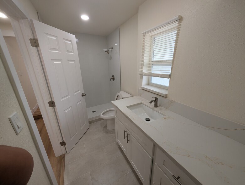 Building Photo - 827 Laveta Ter