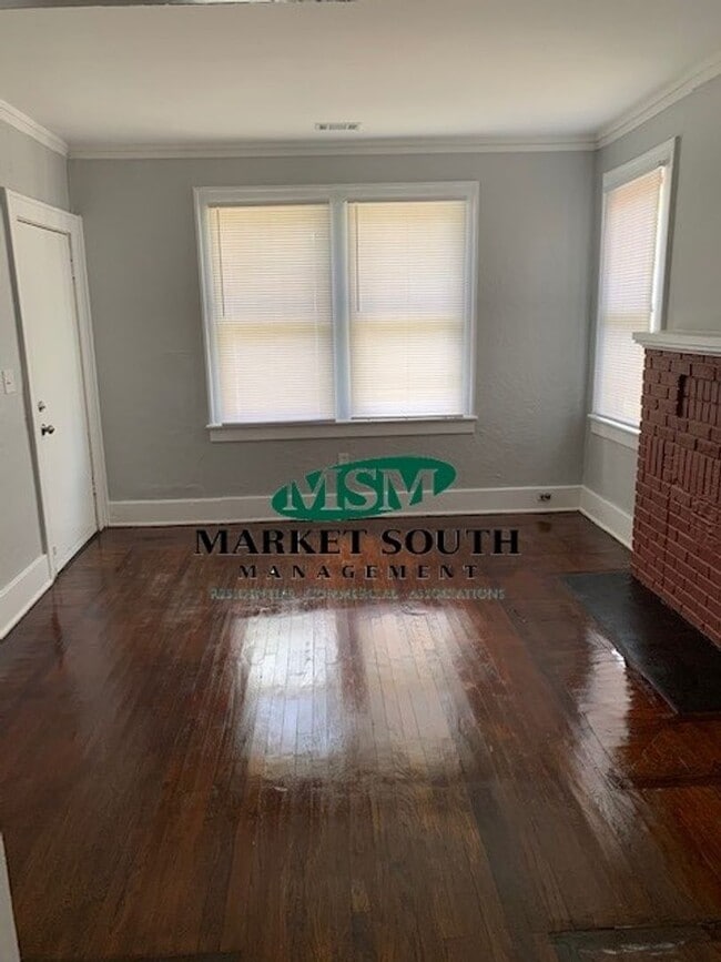 Building Photo - ~~~~NEW ON THE MARKET~~ 38th Street Cottage!!!