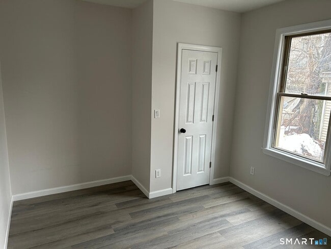 Building Photo - 88 Waldorf Ave