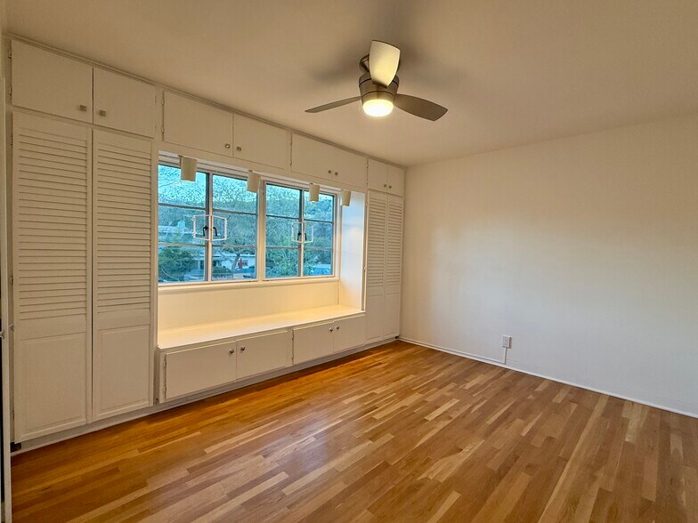 Building Photo - 5560 Village Grn