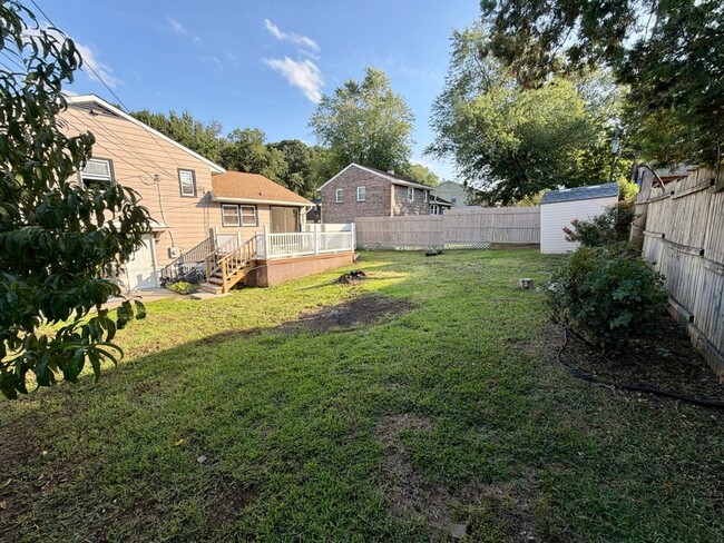 Building Photo - 18 Aquilla Ave