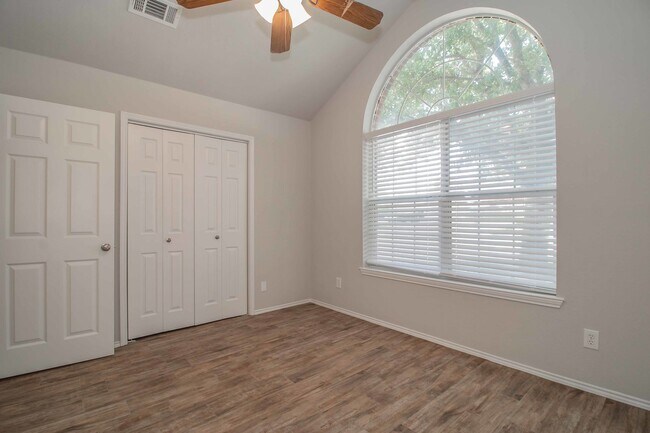 Building Photo - 437 Hillside Dr