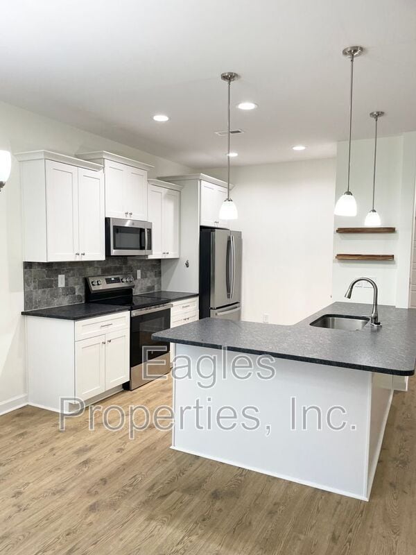 Building Photo - 300 Creeks Edge Dr