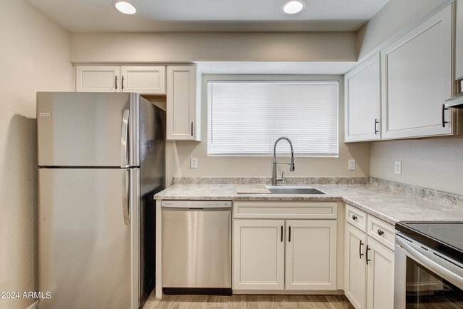 Building Photo - 5111 W Beverly Ln