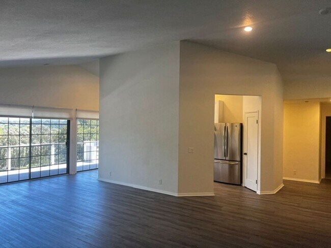 Building Photo - 736 Hillside Dr