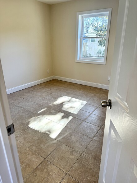 Building Photo - 31 Perry Ln