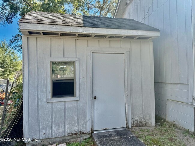 Building Photo - 902 Lakeridge Dr