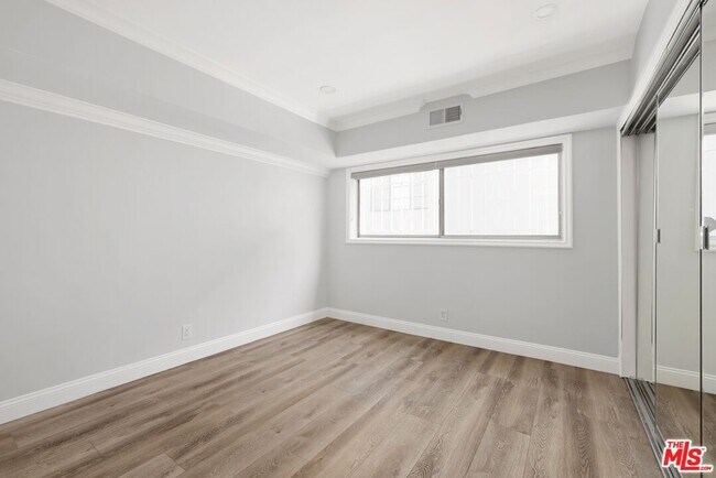 Building Photo - 423 Rexford Dr