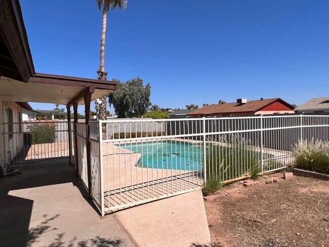 Building Photo - Low-Maintenance Living with Private Pool in Chandler