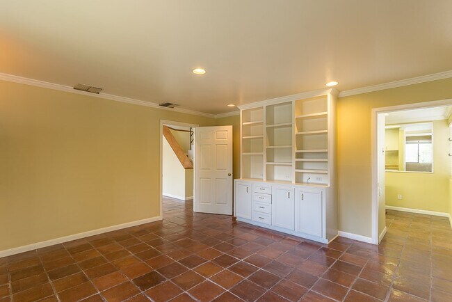 Building Photo - 2349 Albans Rd