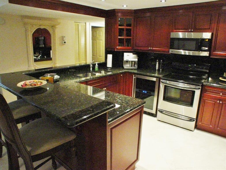 Open kitchen - 405 N Ocean Blvd