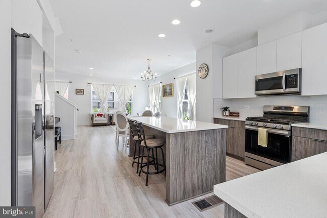 Building Photo - 40 Mural Walk NE