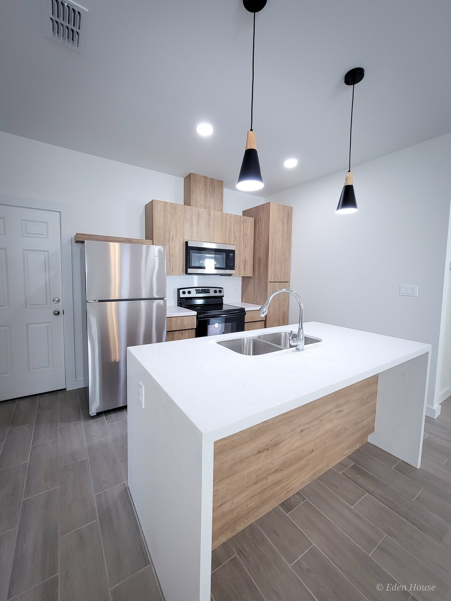 Building Photo - 1404 W Platinum Dr