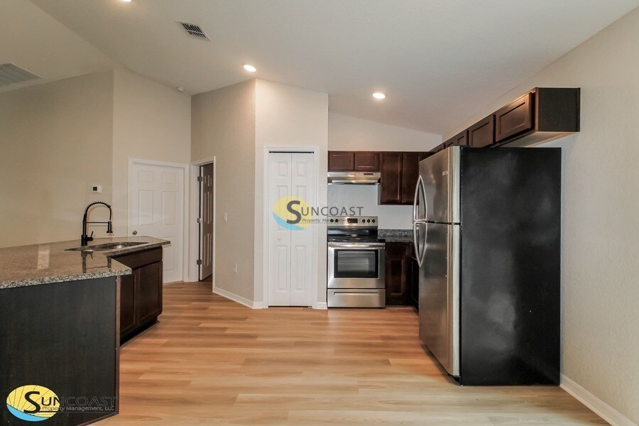 Building Photo - 2265 W Arbutus Dr