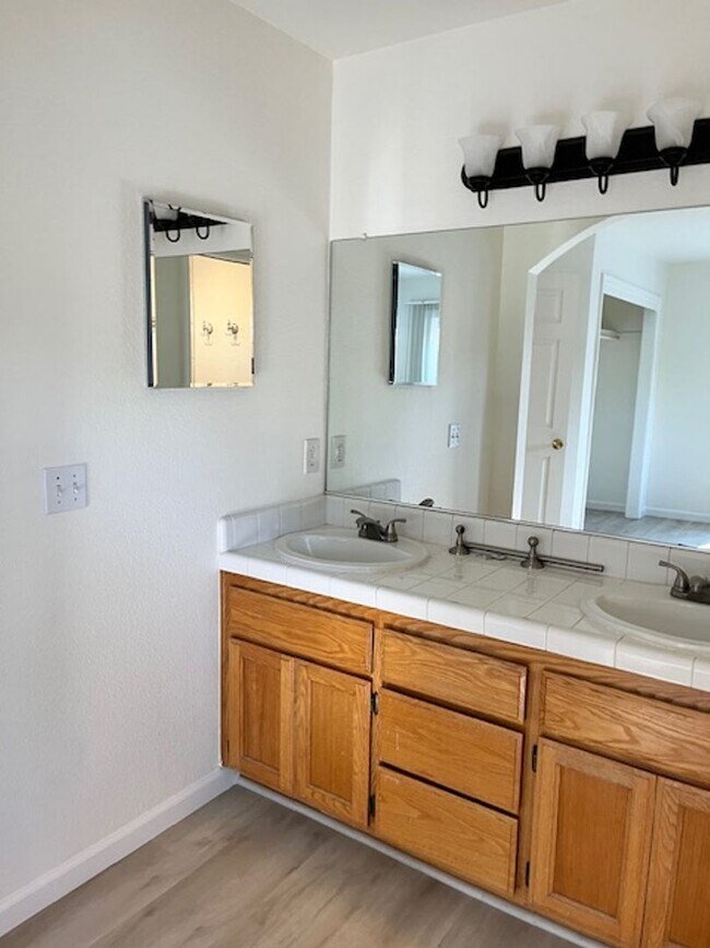 Building Photo - Large home in South Davis