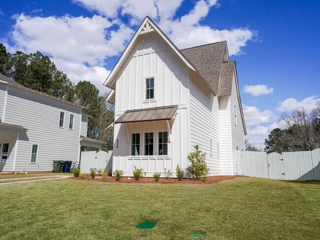 Building Photo - Designer Home near Auburn University's Campus!