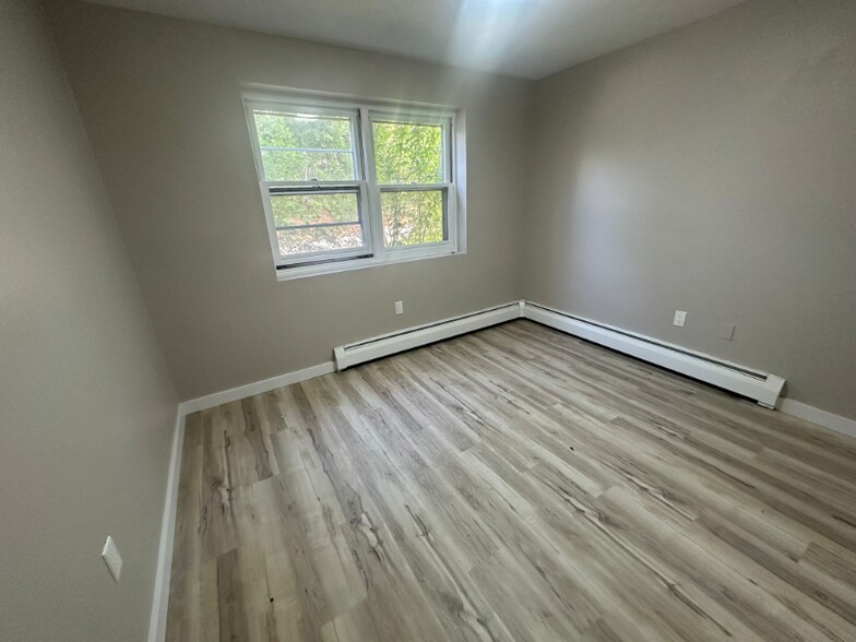 Building Photo - 23 Fieldside Dr