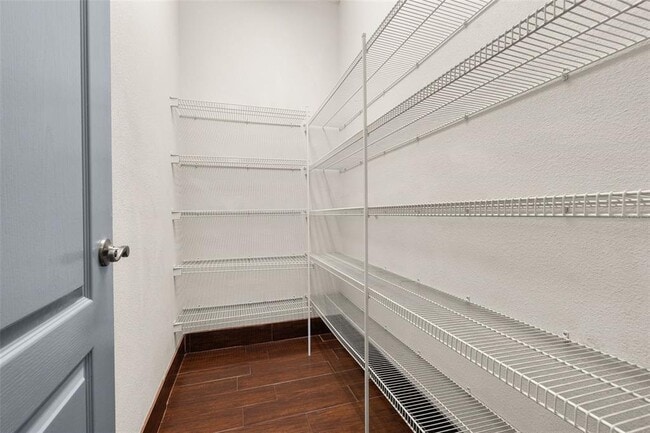 Building Photo - 9484 Walnut Crest Dr