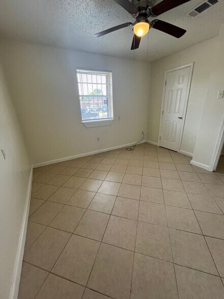Building Photo - 14031 Linden St