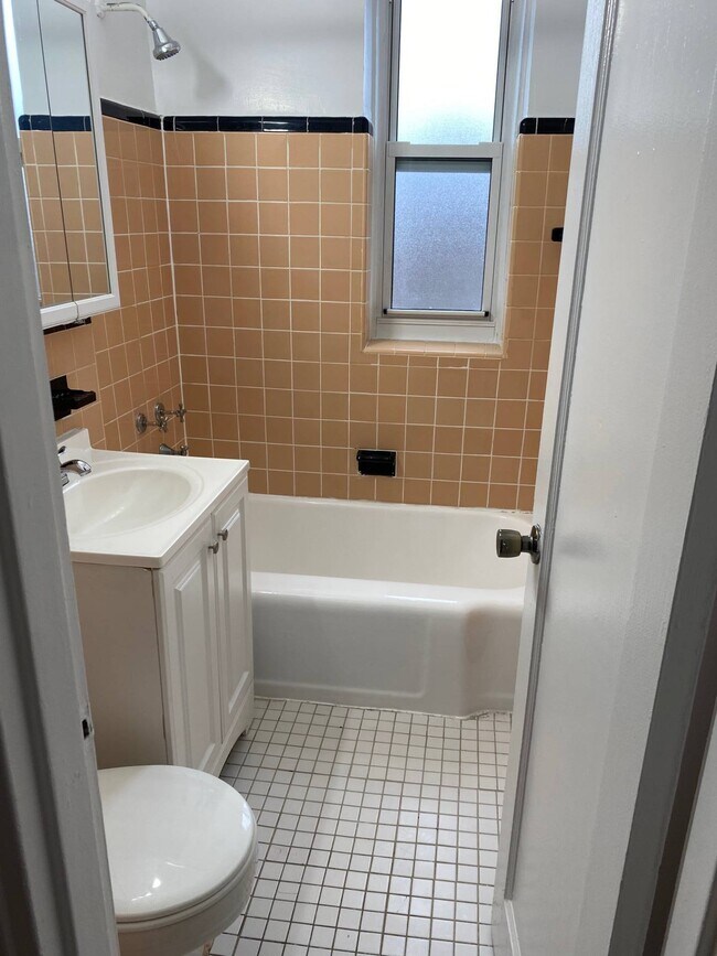 Building Photo - 88-10 35th Ave