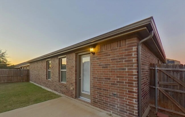 Building Photo - MOVE IN READY