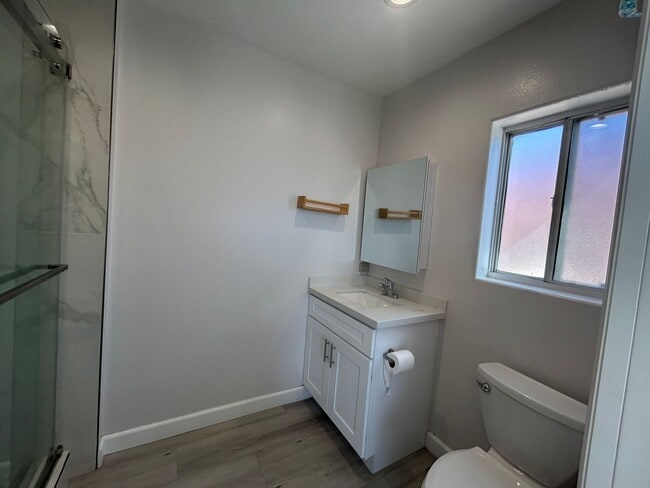 Building Photo - Newly Renovated 3 Bed / 2.5 Bath Apartment...