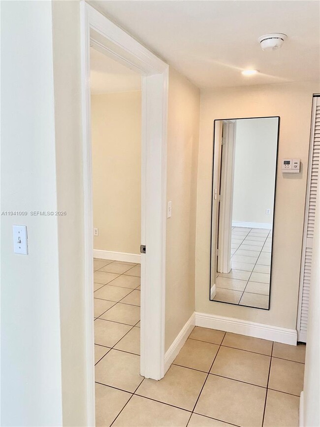 Building Photo - 930 SW 7th Ave