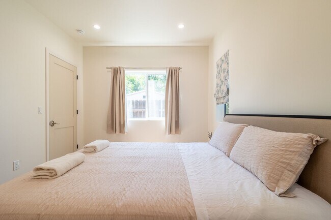 Building Photo - Contemporary New home in Monrovia