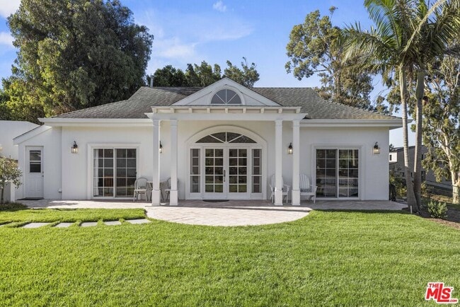 Building Photo - 6671 Dume Dr