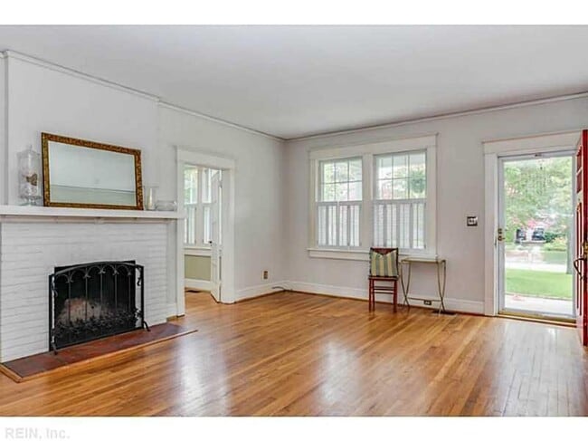 Building Photo - LARCHMONT