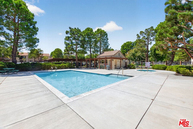 Building Photo - 2554 Olive Dr