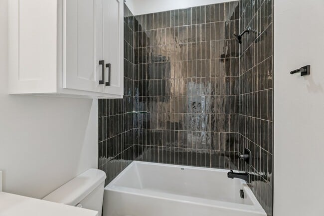 Building Photo - Townhome 2 bed 2.5 Bath "The White Workroom" in The Heart of Selah