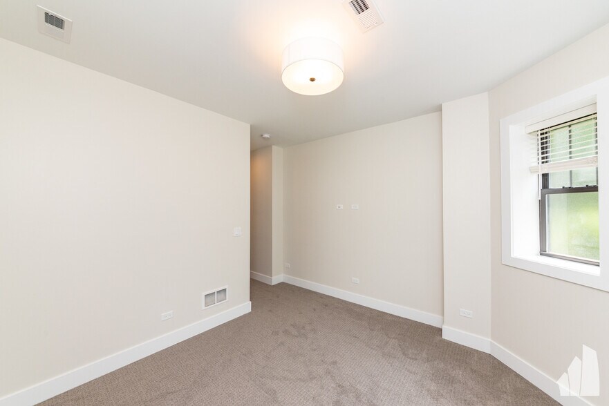 Building Photo - 4955 N Seeley Ave