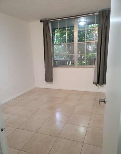 Building Photo - 13455 NE 10th Ave