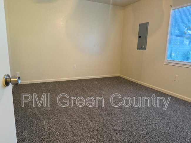 Building Photo - 610 E Xyler St