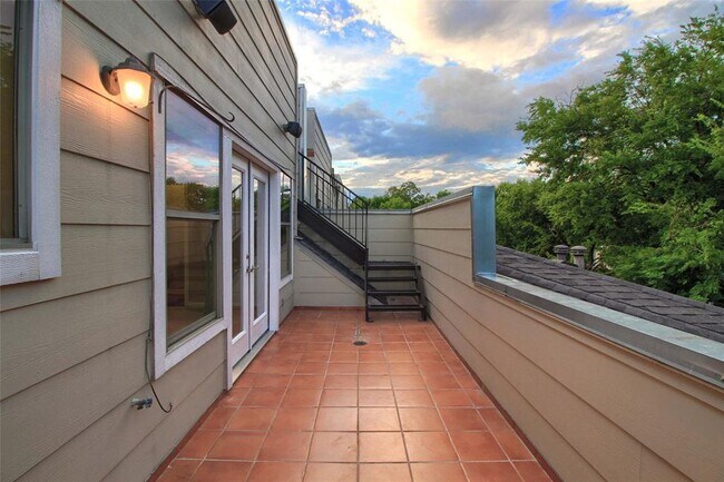 Building Photo - 1115 Kinney Ave